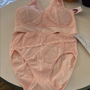 Rhonda Shear Panty and bra set, pale peach in color